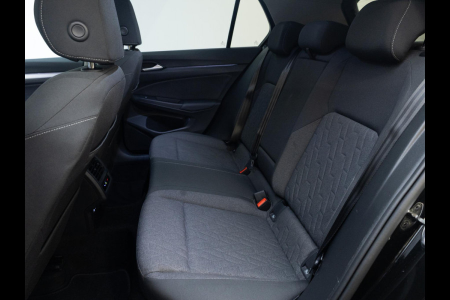 Volkswagen Golf 1.5 eHybrid Life Edition 204pk |  Pano-dak| 18'LM-velgen | extra getint glas| dode hoek spiegel