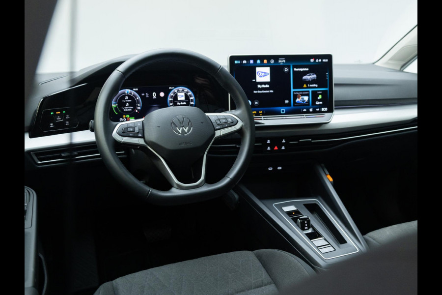 Volkswagen Golf 1.5 eHybrid Life Edition 204pk |  Pano-dak| 18'LM-velgen | extra getint glas| dode hoek spiegel