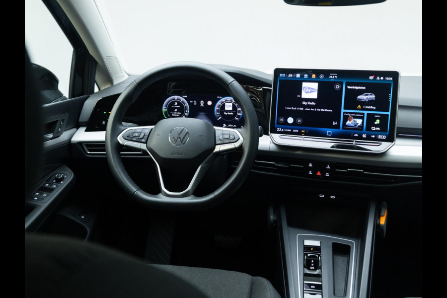 Volkswagen Golf 1.5 eHybrid Life Edition 204pk |  Pano-dak| 18'LM-velgen | extra getint glas| dode hoek spiegel