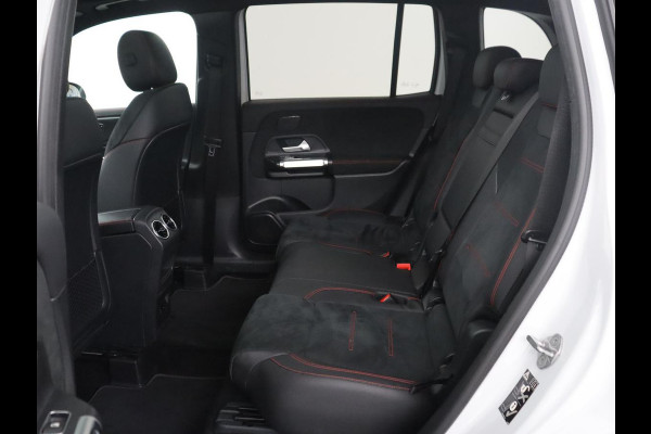 Mercedes-Benz GLB 200 Business Solution AMG | Panoramadak | Memory | Leder/alcantara | Trekhaak | Cruise control | Stoelverwarming | Camera | Park assist | Sfeerverlichting | Carplay