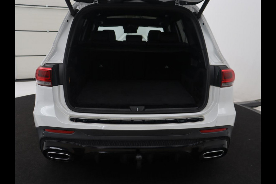 Mercedes-Benz GLB 200 Business Solution AMG | Panoramadak | Memory | Leder/alcantara | Trekhaak | Cruise control | Stoelverwarming | Camera | Park assist | Sfeerverlichting | Carplay