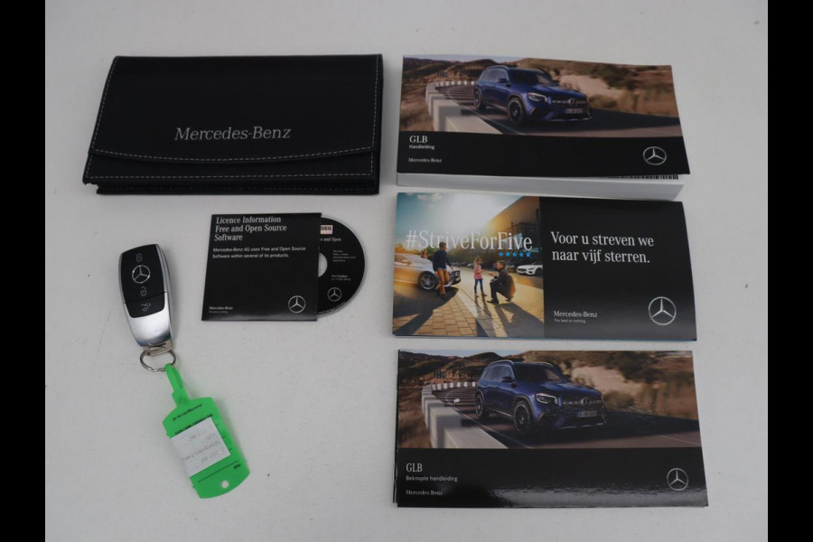 Mercedes-Benz GLB 200 Business Solution AMG | Panoramadak | Memory | Leder/alcantara | Trekhaak | Cruise control | Stoelverwarming | Camera | Park assist | Sfeerverlichting | Carplay