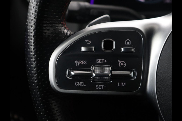 Mercedes-Benz GLB 200 Business Solution AMG | Panoramadak | Memory | Leder/alcantara | Trekhaak | Cruise control | Stoelverwarming | Camera | Park assist | Sfeerverlichting | Carplay