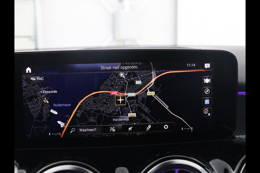 Mercedes-Benz GLB 200 Business Solution AMG | Panoramadak | Memory | Leder/alcantara | Trekhaak | Cruise control | Stoelverwarming | Camera | Park assist | Sfeerverlichting | Carplay