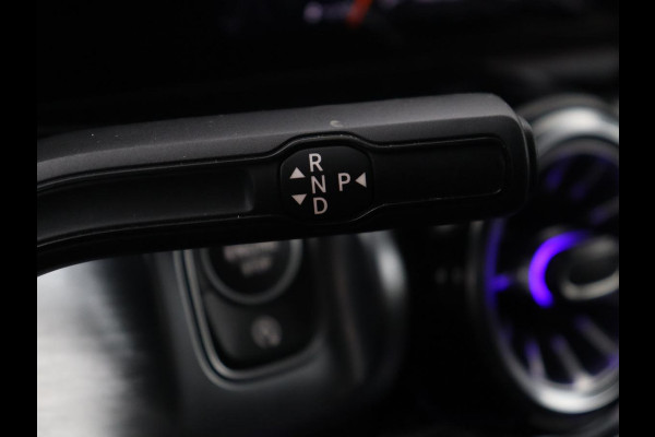 Mercedes-Benz GLB 200 Business Solution AMG | Panoramadak | Memory | Leder/alcantara | Trekhaak | Cruise control | Stoelverwarming | Camera | Park assist | Sfeerverlichting | Carplay