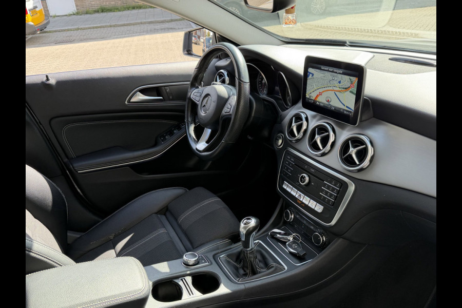Mercedes-Benz GLA 180 Urban Sport - Navigatie I Airco I 1/2 Leder Sport interieur & Velgen I LED I Camera - PDC I