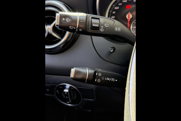 Mercedes-Benz GLA 180 Urban Sport - Navigatie I Airco I 1/2 Leder Sport interieur & Velgen I LED I Camera - PDC I