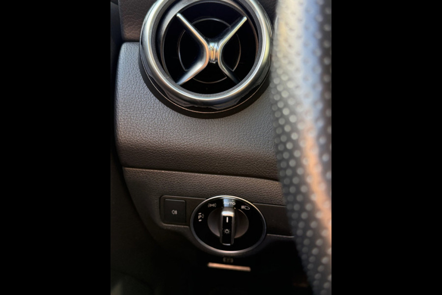 Mercedes-Benz GLA 180 Urban Sport - Navigatie I Airco I 1/2 Leder Sport interieur & Velgen I LED I Camera - PDC I