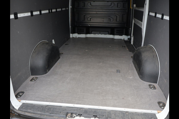 Volkswagen Crafter 35 2.0 TDI 177 PK AUT. L3H3 + 3000 KG TREKHAAK | ADAPTIVE CRUISE | LED | CAMERA | CARPLAY | STOELVERW.