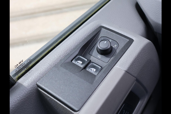 Volkswagen Crafter 35 2.0 TDI 177 PK AUT. L3H3 + 3000 KG TREKHAAK | ADAPTIVE CRUISE | LED | CAMERA | CARPLAY | STOELVERW.