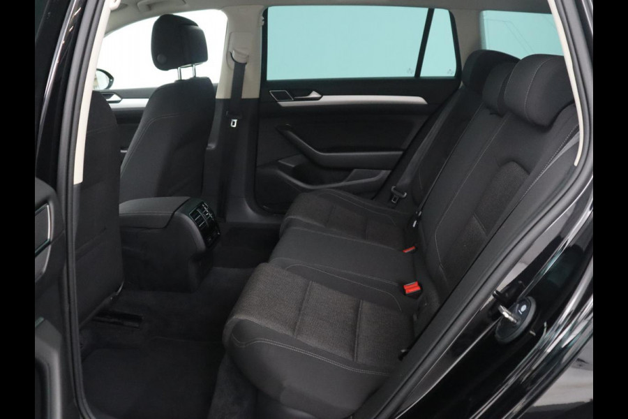 Volkswagen Passat Variant 1.4 TSI ACT Highline | Adaptive cruise | Stoelverwarming | Trekhaak | Camera | Park assist | Carplay | Climate control | Virtueel dashboard