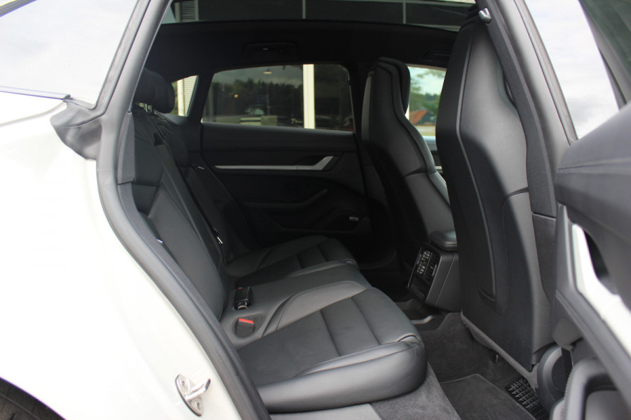 Porsche Taycan Cross Turismo 4S 93 kWh / SoH 93,1% / Panoramadak / 360Camera / Luchtvering / Matrix LED / 21'' / Sportdesign / Bose / Stoel+Stuurverwarming / Dodehoek / DAB / Cruise Control / Warmtepomp