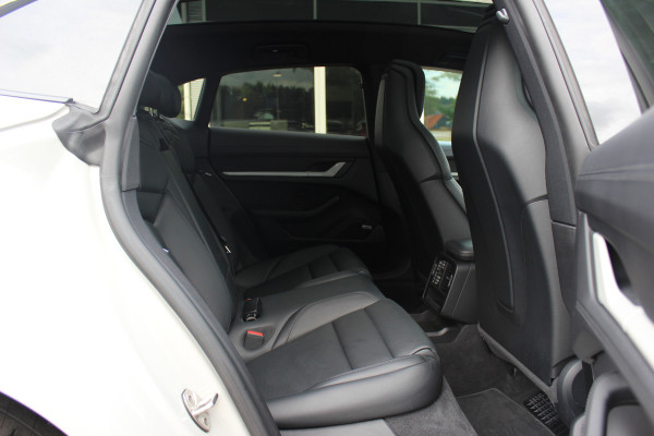 Porsche Taycan Cross Turismo 4S 93 kWh / SoH 93,1% / Panoramadak / 360Camera / Luchtvering / Matrix LED / 21'' / Sportdesign / Bose / Stoel+Stuurverwarming / Dodehoek / DAB / Cruise Control / Warmtepomp