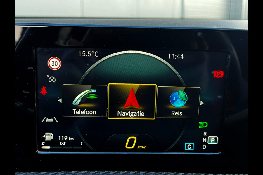 Mercedes-Benz A-Klasse 180 Business Solution AMG Line_Carplay_Camera_cruise