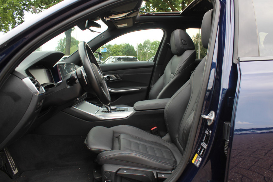 BMW 3 Serie Touring 330i High Executive Ed. M Sport / Trekhaak / Panoramadak / 360Camera / Head-up / Keyless / 19'' / Harman Kardon / Leder / Stuur+Stoelverwarming / Dodehoek / DAB / ACC
