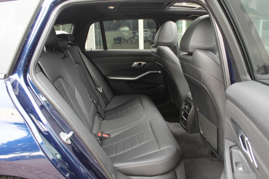 BMW 3 Serie Touring 330i High Executive Ed. M Sport / Trekhaak / Panoramadak / 360Camera / Head-up / Keyless / 19'' / Harman Kardon / Leder / Stuur+Stoelverwarming / Dodehoek / DAB / ACC