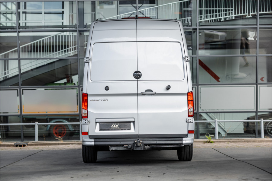 Volkswagen Crafter 2.0 TDI DSG L3H3 | Bi-Xenon | Trekhaak | Navigatie | CarPlay | Camera | 3-Zitter | Dealer onderhouden | 1e eigenaar | Nieuwe APK