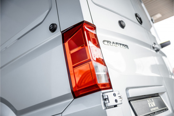 Volkswagen Crafter 2.0 TDI DSG L3H3 | Bi-Xenon | Trekhaak | Navigatie | CarPlay | Camera | 3-Zitter | Dealer onderhouden | 1e eigenaar | Nieuwe APK