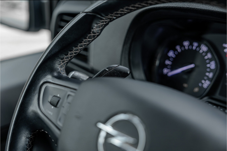Opel Vivaro 2.0 CDTI L3H1 XL Edition | Automaat | CarPlay | Camera | Stoelverwarming | Trekhaak | F1 Flippers | Cruise control | Bedrijfswageninrichting | 3-Zitter | Nieuwe APK