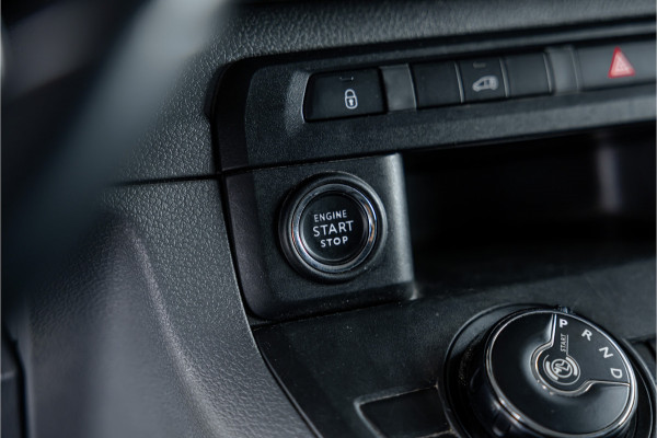 Opel Vivaro 2.0 CDTI L3H1 XL Edition | Automaat | CarPlay | Camera | Stoelverwarming | Trekhaak | F1 Flippers | Cruise control | Bedrijfswageninrichting | 3-Zitter | Nieuwe APK