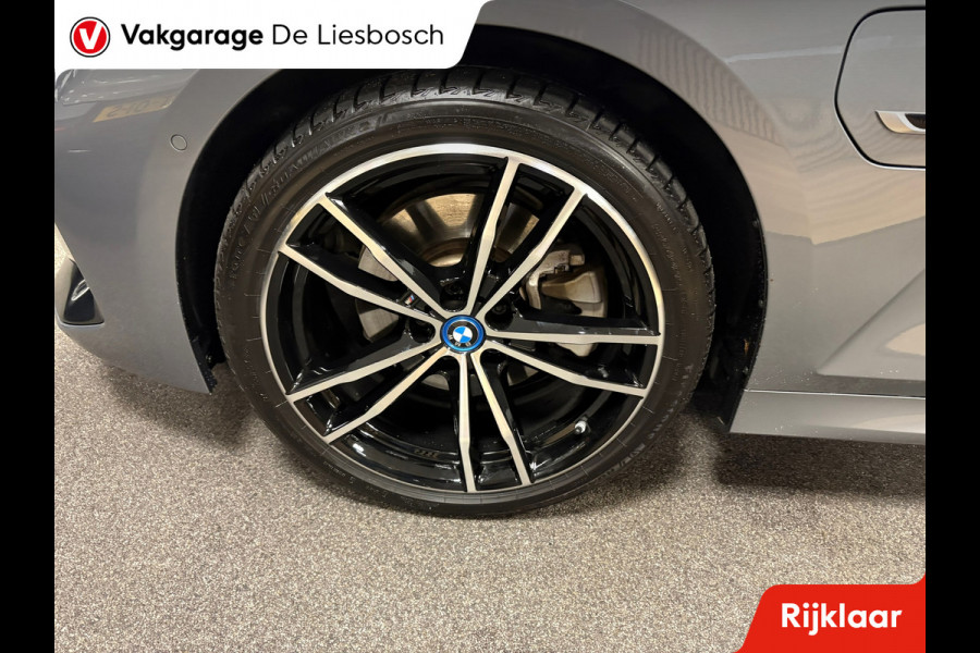 BMW 3 Serie Touring 330e xDrive M-pakket facelift / Panorama-dak / head-up / 360 camera / Harman-Kardon