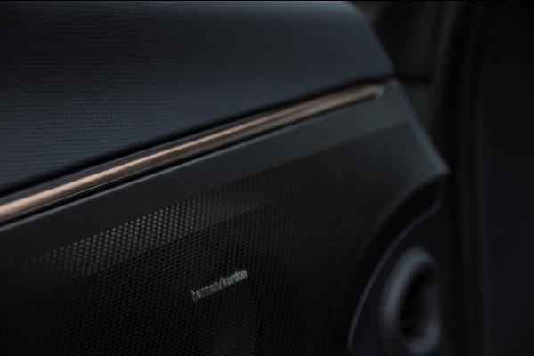 Lynk & Co 08 350PK Automaat More / 200km elektrisch / Stoelventilatie / Massage / Adaptieve cruise control / Panoramadak / Stoelverwarming / Harman Kardon audio / Apple carplay / Parkeersensoren met 360 camera / Elektrische stoelen / BLIS