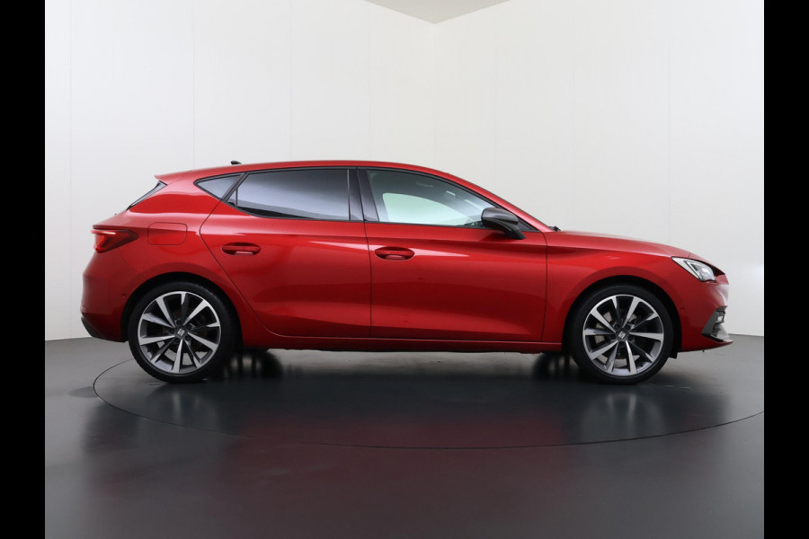 Seat Leon 1.5 eTSI FR VAN:22.900,- VOOR:19.877,- UW HERFSTVOORDEEL:3.023,- 150PK | STOEL + STUURVERWARMING |ACHTERUIT RIJ CAMERA | KEYLESS | DODEHOEK | APPLECARPLAY\AINDROID AUTO | TREKHAAK | RIJKLAAR GELEVERD MET 12 MND BOVAG GARANTIE | ADAP. CRUISE |