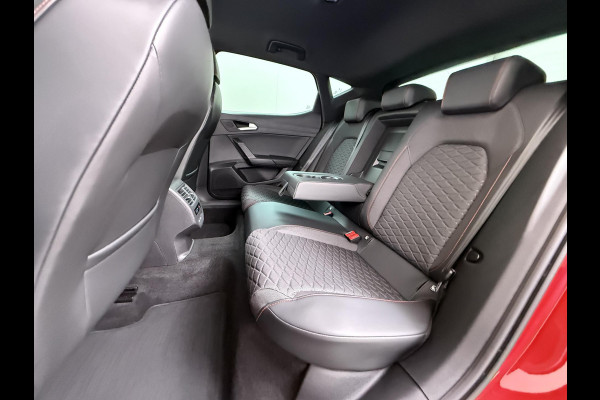 Seat Leon 1.5 eTSI FR VAN:22.900,- VOOR:19.877,- UW HERFSTVOORDEEL:3.023,- 150PK | STOEL + STUURVERWARMING |ACHTERUIT RIJ CAMERA | KEYLESS | DODEHOEK | APPLECARPLAY\AINDROID AUTO | TREKHAAK | RIJKLAAR GELEVERD MET 12 MND BOVAG GARANTIE | ADAP. CRUISE |