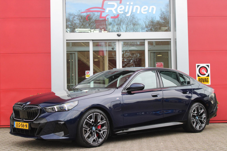 BMW 5 Serie 550e 490PK xDRIVE | BMW INTERGRAL ACTIVE STEERING (4 WIELBESTURING) | M SPORT PRO | PANORAMA DAK | BOWERS & WILKINS PREMIUM AUDIOSYSTEM | STUUR VERWARMING | 20" LICHTMETALEN VELGEN | ICONIC GLOW GRILL | ZONNESCHERM ACHTERRUIT ELEKTRISCH | INTERIEURLIJSTEN M DONKERZILVER/CARBON FIBER  | DRIVING ASSISTANT PLUS | SHADOW LINE | INNOVATIE PAKKET | TRAVEL PAKKET | COMFORT PAKKET (AUTOMATISCHE AIRCONDITIONING 4 ZONES MET AUTOMATISCHE LUCHTCIRCULATIEFUNCTIE, STOELVERWARMING VOOR + ACHTER, STOELEN ELEKTRISCH VERSTELBAAR MET MEMORY, ACTIEVE STOELVENTILATIE VOOR) | BMW INDIVIDUAL