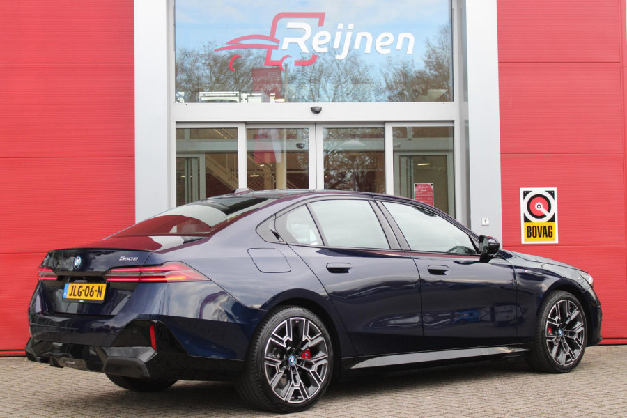 BMW 5 Serie 550e 490PK xDRIVE | BMW INTERGRAL ACTIVE STEERING (4 WIELBESTURING) | M SPORT PRO | PANORAMA DAK | BOWERS & WILKINS PREMIUM AUDIOSYSTEM | STUUR VERWARMING | 20" LICHTMETALEN VELGEN | ICONIC GLOW GRILL | ZONNESCHERM ACHTERRUIT ELEKTRISCH | INTERIEURLIJSTEN M DONKERZILVER/CARBON FIBER  | DRIVING ASSISTANT PLUS | SHADOW LINE | INNOVATIE PAKKET | TRAVEL PAKKET | COMFORT PAKKET (AUTOMATISCHE AIRCONDITIONING 4 ZONES MET AUTOMATISCHE LUCHTCIRCULATIEFUNCTIE, STOELVERWARMING VOOR + ACHTER, STOELEN ELEKTRISCH VERSTELBAAR MET MEMORY, ACTIEVE STOELVENTILATIE VOOR) | BMW INDIVIDUAL