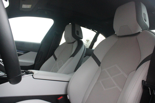 BMW 5 Serie 550e 490PK xDRIVE | BMW INTERGRAL ACTIVE STEERING (4 WIELBESTURING) | M SPORT PRO | PANORAMA DAK | BOWERS & WILKINS PREMIUM AUDIOSYSTEM | STUUR VERWARMING | 20" LICHTMETALEN VELGEN | ICONIC GLOW GRILL | ZONNESCHERM ACHTERRUIT ELEKTRISCH | INTERIEURLIJSTEN M DONKERZILVER/CARBON FIBER  | DRIVING ASSISTANT PLUS | SHADOW LINE | INNOVATIE PAKKET | TRAVEL PAKKET | COMFORT PAKKET (AUTOMATISCHE AIRCONDITIONING 4 ZONES MET AUTOMATISCHE LUCHTCIRCULATIEFUNCTIE, STOELVERWARMING VOOR + ACHTER, STOELEN ELEKTRISCH VERSTELBAAR MET MEMORY, ACTIEVE STOELVENTILATIE VOOR) | BMW INDIVIDUAL