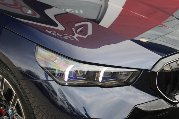 BMW 5 Serie 550e 490PK xDRIVE | BMW INTERGRAL ACTIVE STEERING (4 WIELBESTURING) | M SPORT PRO | PANORAMA DAK | BOWERS & WILKINS PREMIUM AUDIOSYSTEM | STUUR VERWARMING | 20" LICHTMETALEN VELGEN | ICONIC GLOW GRILL | ZONNESCHERM ACHTERRUIT ELEKTRISCH | INTERIEURLIJSTEN M DONKERZILVER/CARBON FIBER  | DRIVING ASSISTANT PLUS | SHADOW LINE | INNOVATIE PAKKET | TRAVEL PAKKET | COMFORT PAKKET (AUTOMATISCHE AIRCONDITIONING 4 ZONES MET AUTOMATISCHE LUCHTCIRCULATIEFUNCTIE, STOELVERWARMING VOOR + ACHTER, STOELEN ELEKTRISCH VERSTELBAAR MET MEMORY, ACTIEVE STOELVENTILATIE VOOR) | BMW INDIVIDUAL