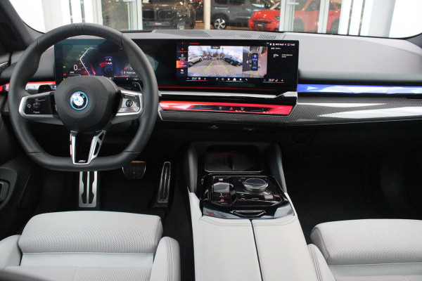 BMW 5 Serie 550e 490PK xDRIVE | BMW INTERGRAL ACTIVE STEERING (4 WIELBESTURING) | M SPORT PRO | PANORAMA DAK | BOWERS & WILKINS PREMIUM AUDIOSYSTEM | STUUR VERWARMING | 20" LICHTMETALEN VELGEN | ICONIC GLOW GRILL | ZONNESCHERM ACHTERRUIT ELEKTRISCH | INTERIEURLIJSTEN M DONKERZILVER/CARBON FIBER  | DRIVING ASSISTANT PLUS | SHADOW LINE | INNOVATIE PAKKET | TRAVEL PAKKET | COMFORT PAKKET (AUTOMATISCHE AIRCONDITIONING 4 ZONES MET AUTOMATISCHE LUCHTCIRCULATIEFUNCTIE, STOELVERWARMING VOOR + ACHTER, STOELEN ELEKTRISCH VERSTELBAAR MET MEMORY, ACTIEVE STOELVENTILATIE VOOR) | BMW INDIVIDUAL
