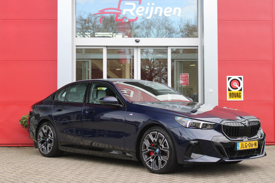 BMW 5 Serie 550e 490PK xDRIVE | BMW INTERGRAL ACTIVE STEERING (4 WIELBESTURING) | M SPORT PRO | PANORAMA DAK | BOWERS & WILKINS PREMIUM AUDIOSYSTEM | STUUR VERWARMING | 20" LICHTMETALEN VELGEN | ICONIC GLOW GRILL | ZONNESCHERM ACHTERRUIT ELEKTRISCH | INTERIEURLIJSTEN M DONKERZILVER/CARBON FIBER  | DRIVING ASSISTANT PLUS | SHADOW LINE | INNOVATIE PAKKET | TRAVEL PAKKET | COMFORT PAKKET (AUTOMATISCHE AIRCONDITIONING 4 ZONES MET AUTOMATISCHE LUCHTCIRCULATIEFUNCTIE, STOELVERWARMING VOOR + ACHTER, STOELEN ELEKTRISCH VERSTELBAAR MET MEMORY, ACTIEVE STOELVENTILATIE VOOR) | BMW INDIVIDUAL
