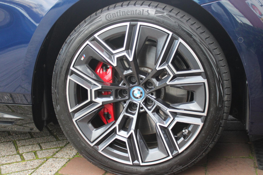 BMW 5 Serie 550e 490PK xDRIVE | BMW INTERGRAL ACTIVE STEERING (4 WIELBESTURING) | M SPORT PRO | PANORAMA DAK | BOWERS & WILKINS PREMIUM AUDIOSYSTEM | STUUR VERWARMING | 20" LICHTMETALEN VELGEN | ICONIC GLOW GRILL | ZONNESCHERM ACHTERRUIT ELEKTRISCH | INTERIEURLIJSTEN M DONKERZILVER/CARBON FIBER  | DRIVING ASSISTANT PLUS | SHADOW LINE | INNOVATIE PAKKET | TRAVEL PAKKET | COMFORT PAKKET (AUTOMATISCHE AIRCONDITIONING 4 ZONES MET AUTOMATISCHE LUCHTCIRCULATIEFUNCTIE, STOELVERWARMING VOOR + ACHTER, STOELEN ELEKTRISCH VERSTELBAAR MET MEMORY, ACTIEVE STOELVENTILATIE VOOR) | BMW INDIVIDUAL
