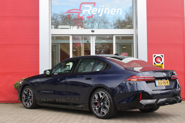 BMW 5 Serie 550e 490PK xDRIVE | BMW INTERGRAL ACTIVE STEERING (4 WIELBESTURING) | M SPORT PRO | PANORAMA DAK | BOWERS & WILKINS PREMIUM AUDIOSYSTEM | STUUR VERWARMING | 20" LICHTMETALEN VELGEN | ICONIC GLOW GRILL | ZONNESCHERM ACHTERRUIT ELEKTRISCH | INTERIEURLIJSTEN M DONKERZILVER/CARBON FIBER  | DRIVING ASSISTANT PLUS | SHADOW LINE | INNOVATIE PAKKET | TRAVEL PAKKET | COMFORT PAKKET (AUTOMATISCHE AIRCONDITIONING 4 ZONES MET AUTOMATISCHE LUCHTCIRCULATIEFUNCTIE, STOELVERWARMING VOOR + ACHTER, STOELEN ELEKTRISCH VERSTELBAAR MET MEMORY, ACTIEVE STOELVENTILATIE VOOR) | BMW INDIVIDUAL