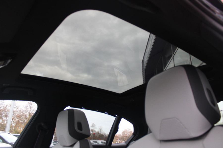 BMW 5 Serie 550e 490PK xDRIVE | BMW INTERGRAL ACTIVE STEERING (4 WIELBESTURING) | M SPORT PRO | PANORAMA DAK | BOWERS & WILKINS PREMIUM AUDIOSYSTEM | STUUR VERWARMING | 20" LICHTMETALEN VELGEN | ICONIC GLOW GRILL | ZONNESCHERM ACHTERRUIT ELEKTRISCH | INTERIEURLIJSTEN M DONKERZILVER/CARBON FIBER  | DRIVING ASSISTANT PLUS | SHADOW LINE | INNOVATIE PAKKET | TRAVEL PAKKET | COMFORT PAKKET (AUTOMATISCHE AIRCONDITIONING 4 ZONES MET AUTOMATISCHE LUCHTCIRCULATIEFUNCTIE, STOELVERWARMING VOOR + ACHTER, STOELEN ELEKTRISCH VERSTELBAAR MET MEMORY, ACTIEVE STOELVENTILATIE VOOR) | BMW INDIVIDUAL