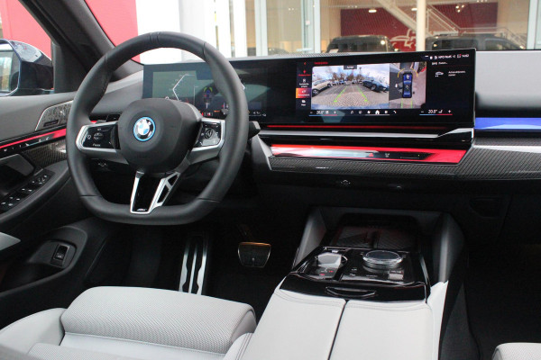 BMW 5 Serie 550e 490PK xDRIVE | BMW INTERGRAL ACTIVE STEERING (4 WIELBESTURING) | M SPORT PRO | PANORAMA DAK | BOWERS & WILKINS PREMIUM AUDIOSYSTEM | STUUR VERWARMING | 20" LICHTMETALEN VELGEN | ICONIC GLOW GRILL | ZONNESCHERM ACHTERRUIT ELEKTRISCH | INTERIEURLIJSTEN M DONKERZILVER/CARBON FIBER  | DRIVING ASSISTANT PLUS | SHADOW LINE | INNOVATIE PAKKET | TRAVEL PAKKET | COMFORT PAKKET (AUTOMATISCHE AIRCONDITIONING 4 ZONES MET AUTOMATISCHE LUCHTCIRCULATIEFUNCTIE, STOELVERWARMING VOOR + ACHTER, STOELEN ELEKTRISCH VERSTELBAAR MET MEMORY, ACTIEVE STOELVENTILATIE VOOR) | BMW INDIVIDUAL