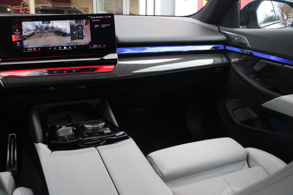 BMW 5 Serie 550e 490PK xDRIVE | BMW INTERGRAL ACTIVE STEERING (4 WIELBESTURING) | M SPORT PRO | PANORAMA DAK | BOWERS & WILKINS PREMIUM AUDIOSYSTEM | STUUR VERWARMING | 20" LICHTMETALEN VELGEN | ICONIC GLOW GRILL | ZONNESCHERM ACHTERRUIT ELEKTRISCH | INTERIEURLIJSTEN M DONKERZILVER/CARBON FIBER  | DRIVING ASSISTANT PLUS | SHADOW LINE | INNOVATIE PAKKET | TRAVEL PAKKET | COMFORT PAKKET (AUTOMATISCHE AIRCONDITIONING 4 ZONES MET AUTOMATISCHE LUCHTCIRCULATIEFUNCTIE, STOELVERWARMING VOOR + ACHTER, STOELEN ELEKTRISCH VERSTELBAAR MET MEMORY, ACTIEVE STOELVENTILATIE VOOR) | BMW INDIVIDUAL