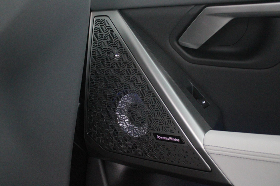 BMW 5 Serie 550e 490PK xDRIVE | BMW INTERGRAL ACTIVE STEERING (4 WIELBESTURING) | M SPORT PRO | PANORAMA DAK | BOWERS & WILKINS PREMIUM AUDIOSYSTEM | STUUR VERWARMING | 20" LICHTMETALEN VELGEN | ICONIC GLOW GRILL | ZONNESCHERM ACHTERRUIT ELEKTRISCH | INTERIEURLIJSTEN M DONKERZILVER/CARBON FIBER  | DRIVING ASSISTANT PLUS | SHADOW LINE | INNOVATIE PAKKET | TRAVEL PAKKET | COMFORT PAKKET (AUTOMATISCHE AIRCONDITIONING 4 ZONES MET AUTOMATISCHE LUCHTCIRCULATIEFUNCTIE, STOELVERWARMING VOOR + ACHTER, STOELEN ELEKTRISCH VERSTELBAAR MET MEMORY, ACTIEVE STOELVENTILATIE VOOR) | BMW INDIVIDUAL