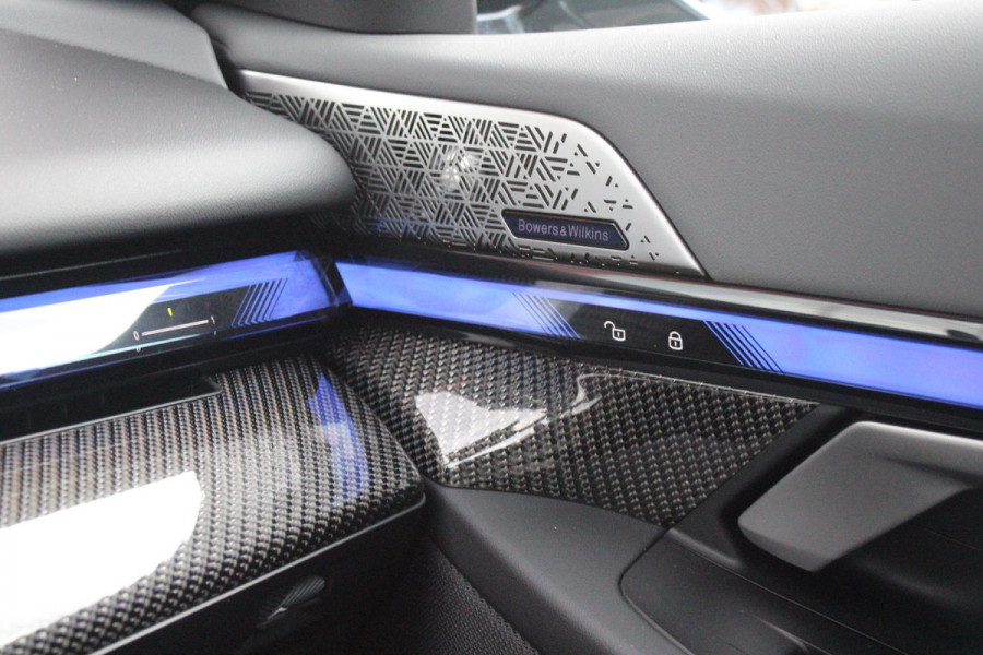 BMW 5 Serie 550e 490PK xDRIVE | BMW INTERGRAL ACTIVE STEERING (4 WIELBESTURING) | M SPORT PRO | PANORAMA DAK | BOWERS & WILKINS PREMIUM AUDIOSYSTEM | STUUR VERWARMING | 20" LICHTMETALEN VELGEN | ICONIC GLOW GRILL | ZONNESCHERM ACHTERRUIT ELEKTRISCH | INTERIEURLIJSTEN M DONKERZILVER/CARBON FIBER  | DRIVING ASSISTANT PLUS | SHADOW LINE | INNOVATIE PAKKET | TRAVEL PAKKET | COMFORT PAKKET (AUTOMATISCHE AIRCONDITIONING 4 ZONES MET AUTOMATISCHE LUCHTCIRCULATIEFUNCTIE, STOELVERWARMING VOOR + ACHTER, STOELEN ELEKTRISCH VERSTELBAAR MET MEMORY, ACTIEVE STOELVENTILATIE VOOR) | BMW INDIVIDUAL