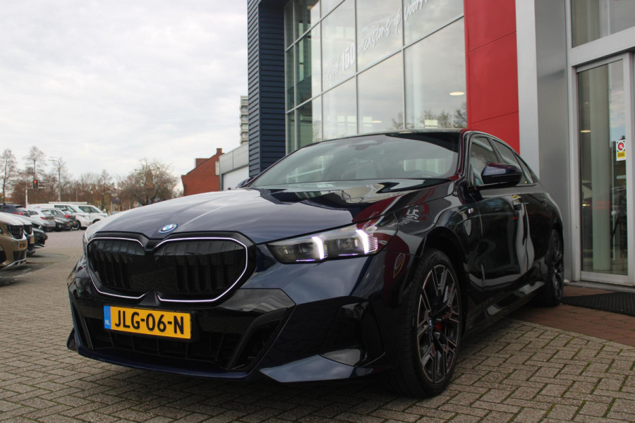 BMW 5 Serie 550e 490PK xDRIVE | BMW INTERGRAL ACTIVE STEERING (4 WIELBESTURING) | M SPORT PRO | PANORAMA DAK | BOWERS & WILKINS PREMIUM AUDIOSYSTEM | STUUR VERWARMING | 20" LICHTMETALEN VELGEN | ICONIC GLOW GRILL | ZONNESCHERM ACHTERRUIT ELEKTRISCH | INTERIEURLIJSTEN M DONKERZILVER/CARBON FIBER  | DRIVING ASSISTANT PLUS | SHADOW LINE | INNOVATIE PAKKET | TRAVEL PAKKET | COMFORT PAKKET (AUTOMATISCHE AIRCONDITIONING 4 ZONES MET AUTOMATISCHE LUCHTCIRCULATIEFUNCTIE, STOELVERWARMING VOOR + ACHTER, STOELEN ELEKTRISCH VERSTELBAAR MET MEMORY, ACTIEVE STOELVENTILATIE VOOR) | BMW INDIVIDUAL