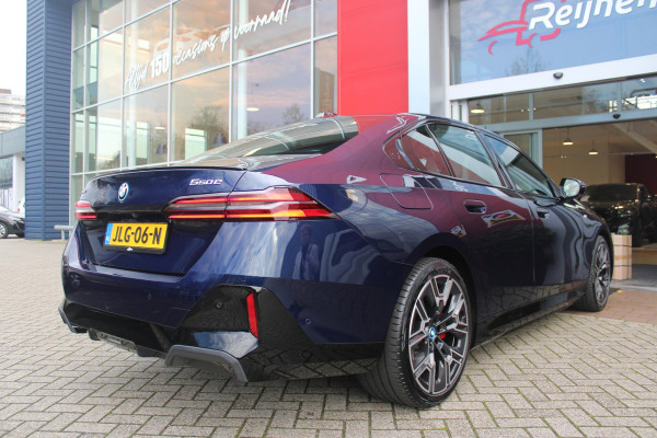 BMW 5 Serie 550e 490PK xDRIVE | BMW INTERGRAL ACTIVE STEERING (4 WIELBESTURING) | M SPORT PRO | PANORAMA DAK | BOWERS & WILKINS PREMIUM AUDIOSYSTEM | STUUR VERWARMING | 20" LICHTMETALEN VELGEN | ICONIC GLOW GRILL | ZONNESCHERM ACHTERRUIT ELEKTRISCH | INTERIEURLIJSTEN M DONKERZILVER/CARBON FIBER  | DRIVING ASSISTANT PLUS | SHADOW LINE | INNOVATIE PAKKET | TRAVEL PAKKET | COMFORT PAKKET (AUTOMATISCHE AIRCONDITIONING 4 ZONES MET AUTOMATISCHE LUCHTCIRCULATIEFUNCTIE, STOELVERWARMING VOOR + ACHTER, STOELEN ELEKTRISCH VERSTELBAAR MET MEMORY, ACTIEVE STOELVENTILATIE VOOR) | BMW INDIVIDUAL