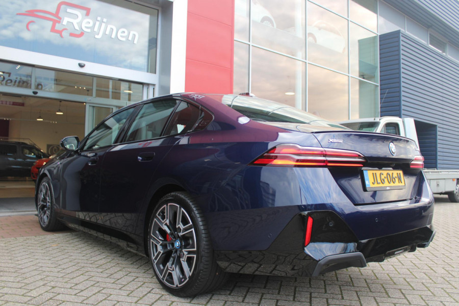 BMW 5 Serie 550e 490PK xDRIVE | BMW INTERGRAL ACTIVE STEERING (4 WIELBESTURING) | M SPORT PRO | PANORAMA DAK | BOWERS & WILKINS PREMIUM AUDIOSYSTEM | STUUR VERWARMING | 20" LICHTMETALEN VELGEN | ICONIC GLOW GRILL | ZONNESCHERM ACHTERRUIT ELEKTRISCH | INTERIEURLIJSTEN M DONKERZILVER/CARBON FIBER  | DRIVING ASSISTANT PLUS | SHADOW LINE | INNOVATIE PAKKET | TRAVEL PAKKET | COMFORT PAKKET (AUTOMATISCHE AIRCONDITIONING 4 ZONES MET AUTOMATISCHE LUCHTCIRCULATIEFUNCTIE, STOELVERWARMING VOOR + ACHTER, STOELEN ELEKTRISCH VERSTELBAAR MET MEMORY, ACTIEVE STOELVENTILATIE VOOR) | BMW INDIVIDUAL