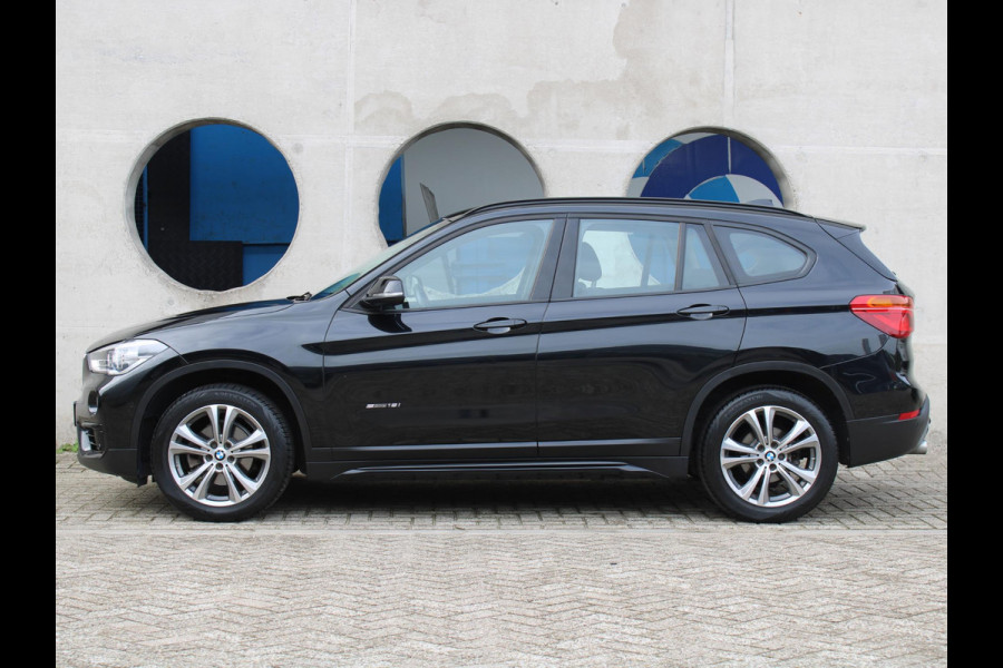 BMW X1 sDrive18i Executive | TREKHAAK| ACHTERUITRIJCAMERA | 12 MAANDEN BOVAG GARANTIE |