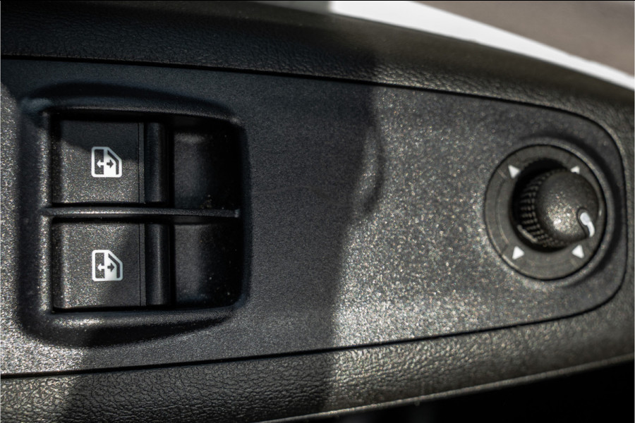 Fiat Ducato 2,3 140PK | Bakwagen met laadklep | 3-Zits | LED | Cruise | Airco