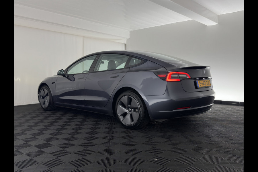Tesla Model 3 RWD 60 kWh [3-Fase-11kW] {SoH-88%} (INCL-BTW) Aut. *HEATPUMP | PANO | AUTOPILOT | LEATHER | KEYLESS | FULL-LED | MEMORY-PACK | TOPVIEW | DAB | CARPLAY | DIGI-COCKPIT | LANE-ASSIST | HEATED-COMFORTSEATS | 18"ALU*