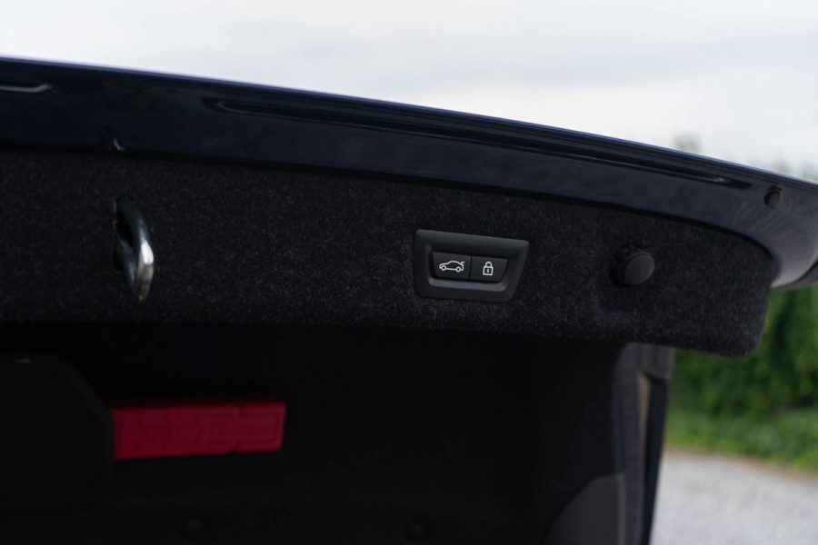 BMW 5 Serie 530e M Sport / M Sportstoelen/ Schuif-kanteldak/ Harman Kardon/ Head-up/ 210 kW