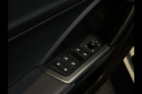 Audi Q3 45 TFSI e 3x S-Line 245PK | Pano | Keyless | Camera | Matrix | ACC | Lane | 1e eig