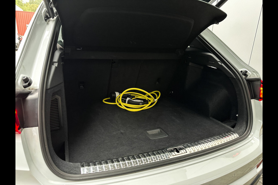 Audi Q3 45 TFSI e 3x S-Line 245PK | Pano | Keyless | Camera | Matrix | ACC | Lane | 1e eig